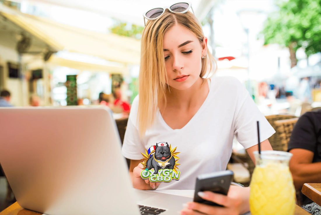 jeune femme cherchant sur son ordinateur